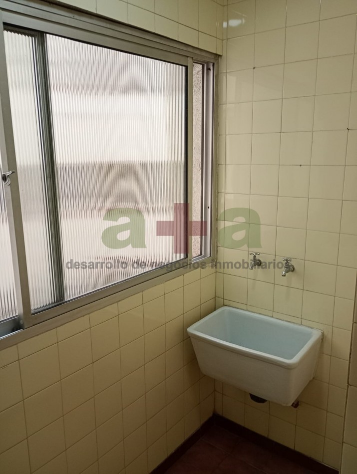 DOS AMBIENTES CON DEP. SERVICIO Y BALCON A LA CALLE