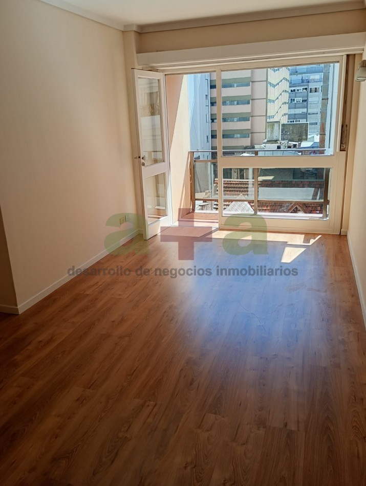 DOS AMBIENTES CON DEP. SERVICIO Y BALCON A LA CALLE