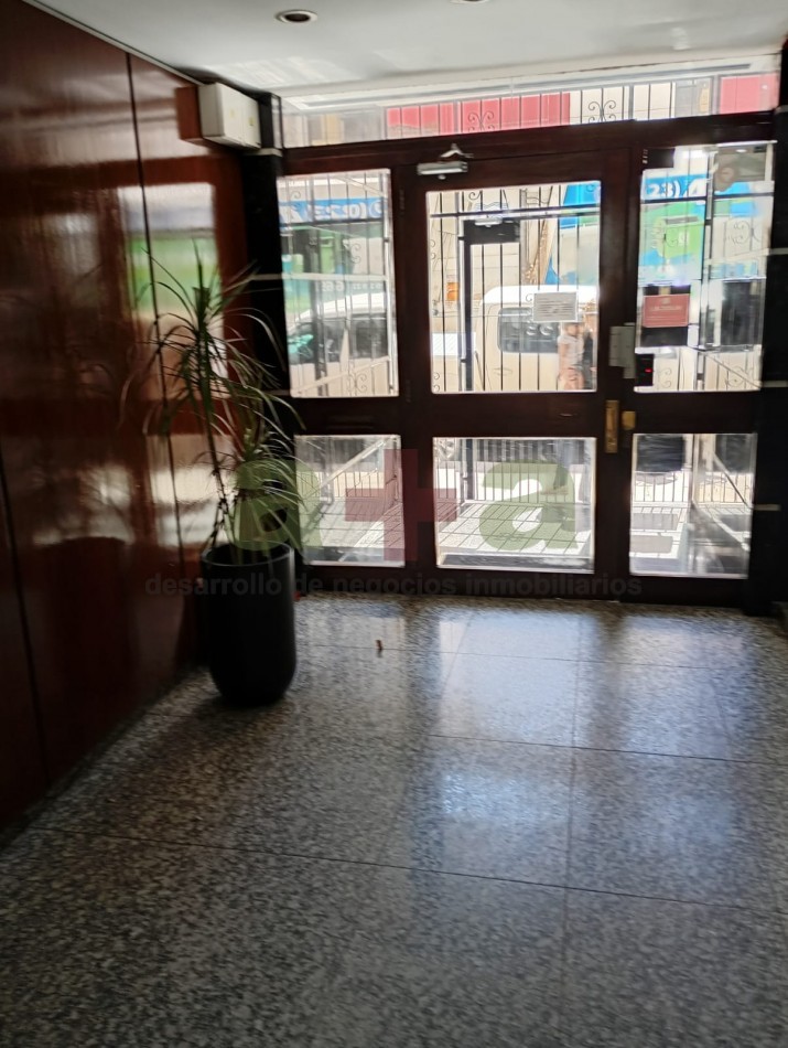 DOS AMBIENTES CON DEP. SERVICIO Y BALCON A LA CALLE