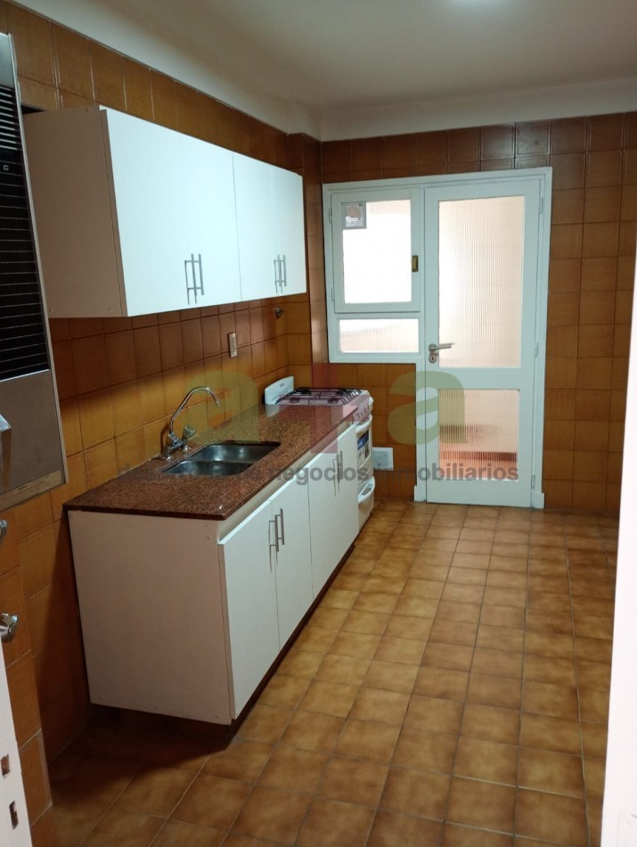 DOS AMBIENTES CON DEP. SERVICIO Y BALCON A LA CALLE