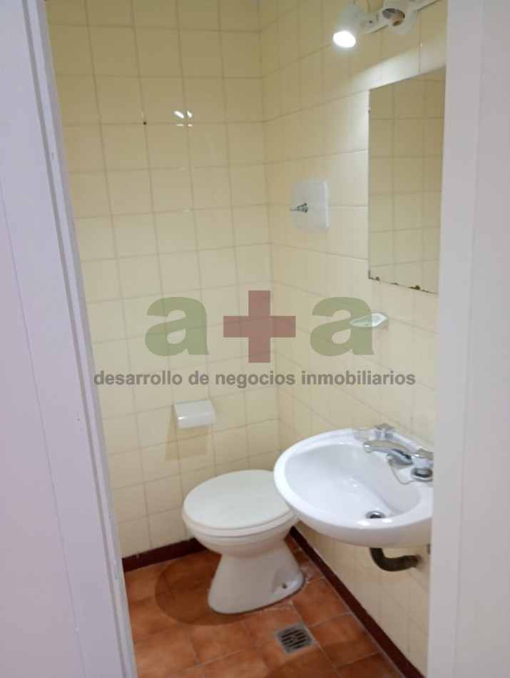 DOS AMBIENTES CON DEP. SERVICIO Y BALCON A LA CALLE