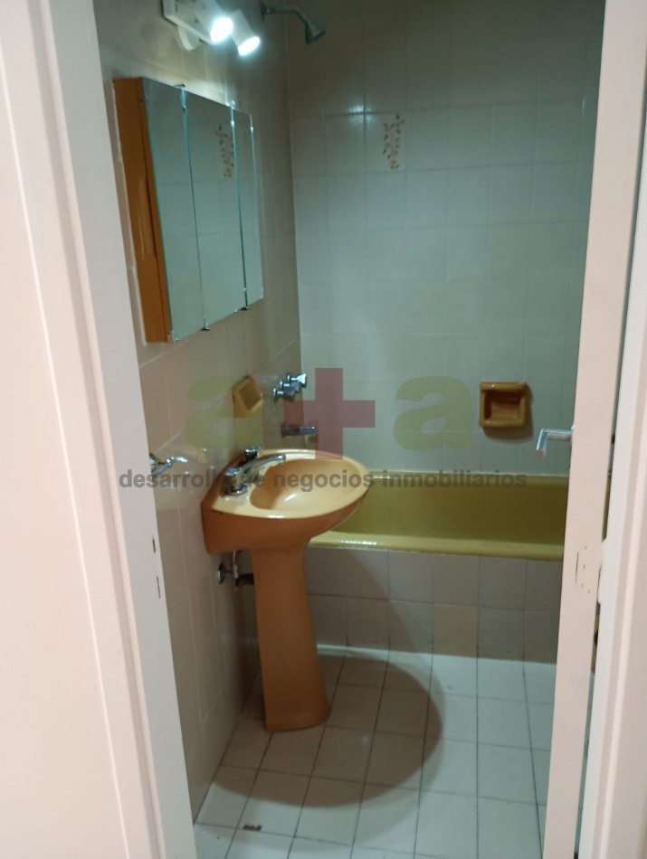 DOS AMBIENTES CON DEP. SERVICIO Y BALCON A LA CALLE