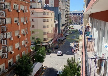 DOS AMBIENTES CON DEP. SERVICIO Y BALCON A LA CALLE